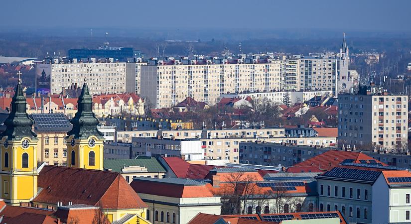 Az elektromos hálózat korszerűsítésére is pályázhatnak a régi társasházak a debreceni panelprogramban – videóval