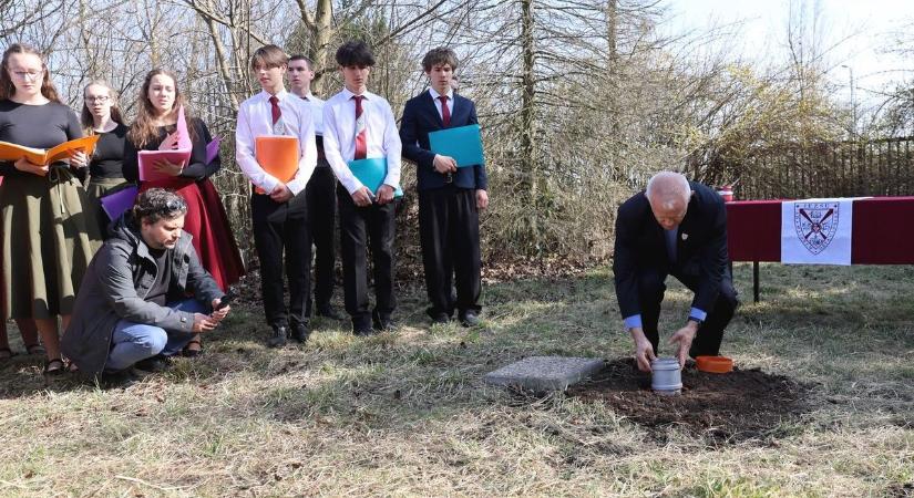 Megáldották az alapkövet – Lelkigyakorlatos Ház épül Nyékládházán – fotókkal, videóval