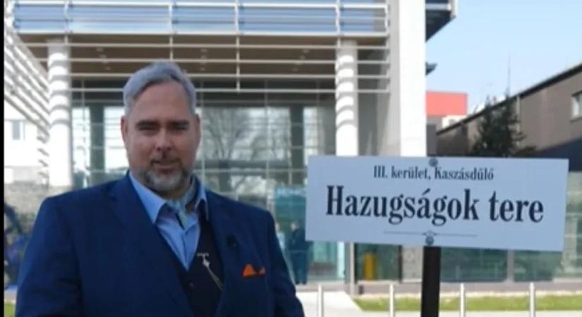 Hazugságok tere – így nevezték el az MTVA előtti teret, ami már táblát is kapott