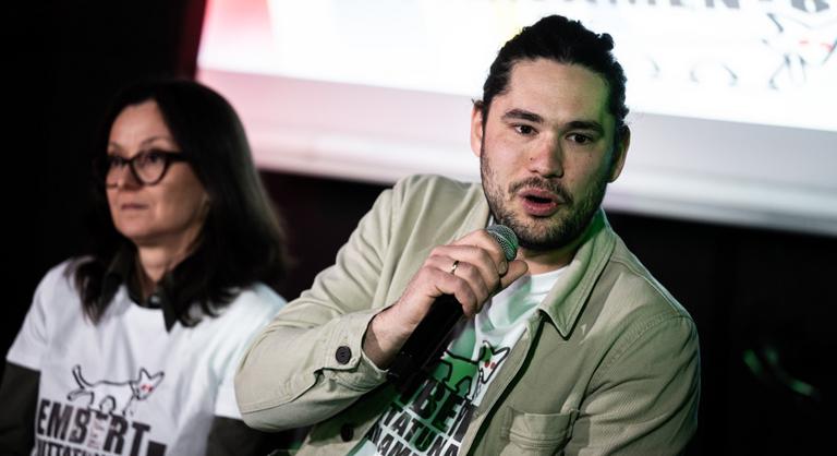 A Kutyapárt szerint azzal szekálják őket, hogy nyalják a Tisza seggét