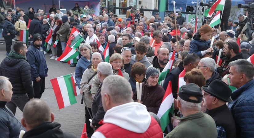 Itt vannak az első fotók: óriási tömeg várja Orbán Viktort Dunaújvárosban