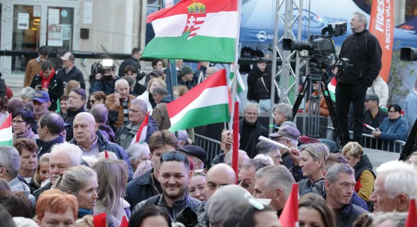 Ez várja Orbán Viktort Dunaújvárosban: hatalmas a tömeg