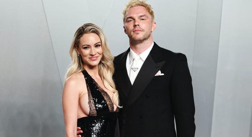 „Így néz ki egy szoptató anya, aki már órák óta nem etette meg a babáit” – Nicholas Hoult felesége visszaszólt az Oscar-ruháját kritizálóknak