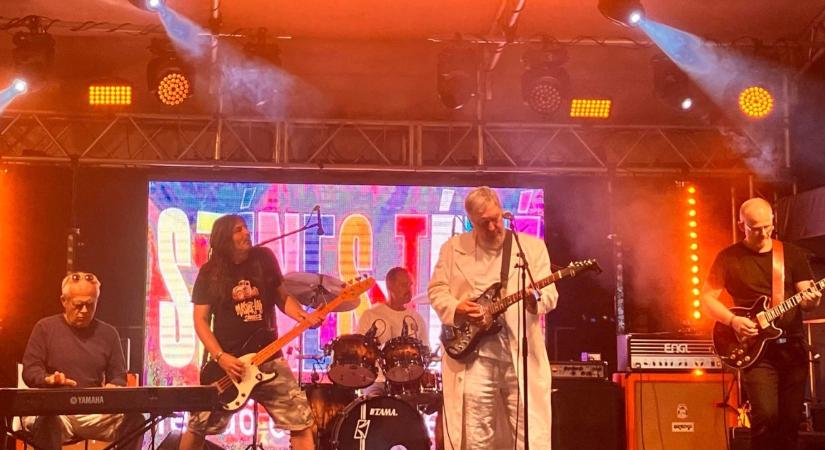 Jubileumi koncertre várja a közönséget a Színes Tévé a debreceni könyvtárban