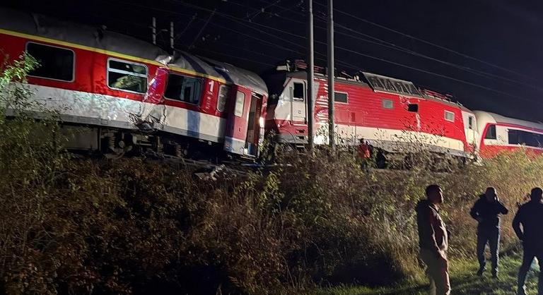 Emberi mulasztás okozta a bazini vonatbalesetet, figyelmen kívül hagyták tilos jelzést