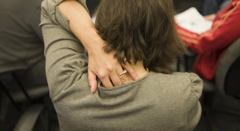 4 gyakorlat hátfájás ellen: csak egy labda kell hozzá, otthon is könnyen végezheted