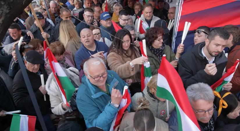 "A tér már fullos Dunaújvárosban" - Orbán Viktort rengetegen várják