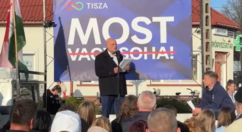 A színpadon szólt be Magyar Péter a Tisza egyik képviselőjelöltjének rosszízű viccelődésére