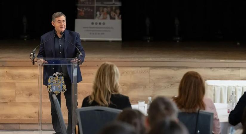 Ünnepélyes záróeseményen jelentették be: 65 család otthona újulhat meg Bicskén 130 millió forintból