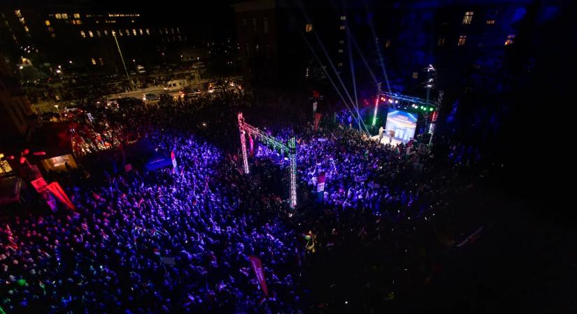 Magyar Péternek megint ki kell találnia valami kamu mesét: Dunaújvárosban is telt ház várja Orbán Viktort!