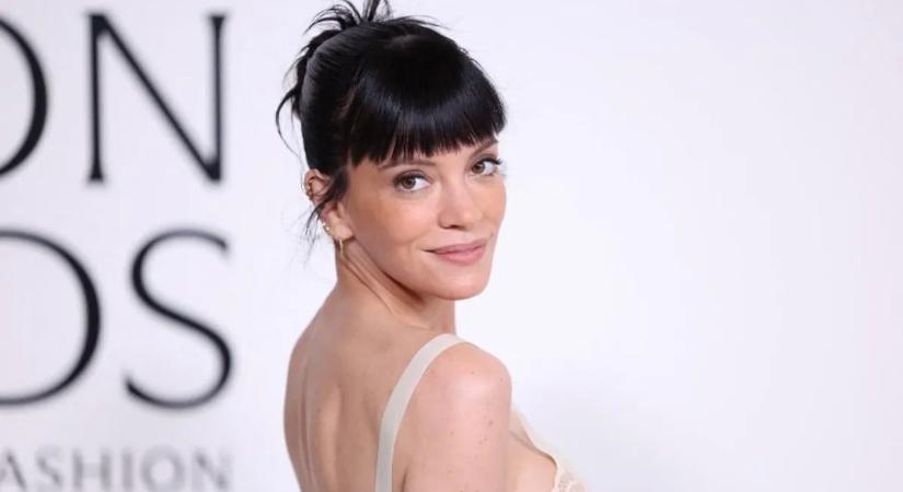 Neccharisnyában és csipkés bugyiban hergeli a férfiakat az énekesnő