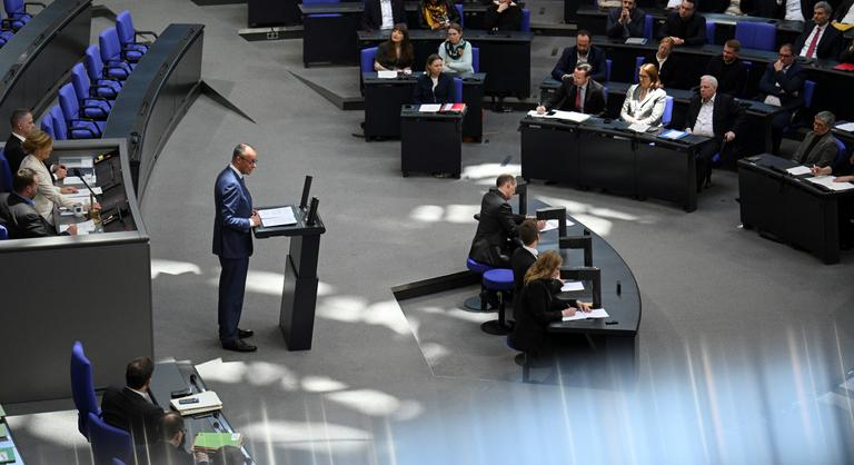 Német kancellár: Nem lehetünk tekintettel Magyarországra, az ukrajnai hadikölcsönt haladéktalanul ki kell fizetni