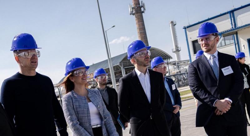 1,2 milliárd forinttal támogatta a kormány a Huntsman pétfürdői fejlesztését