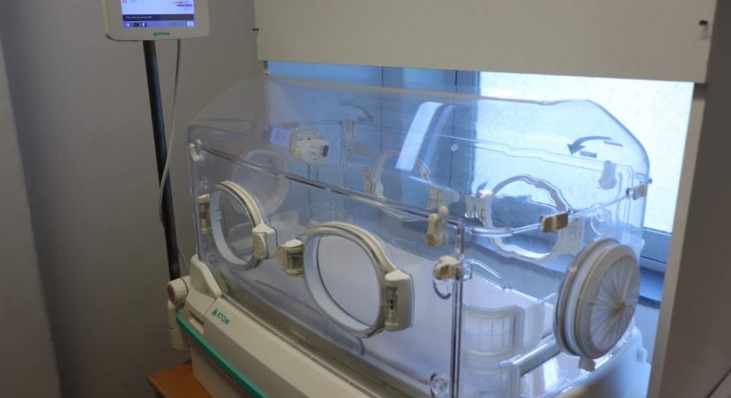 Babamentő inkubátort helyeztek el a Heim Pál gyermekkórház Üllői úti telephelyén