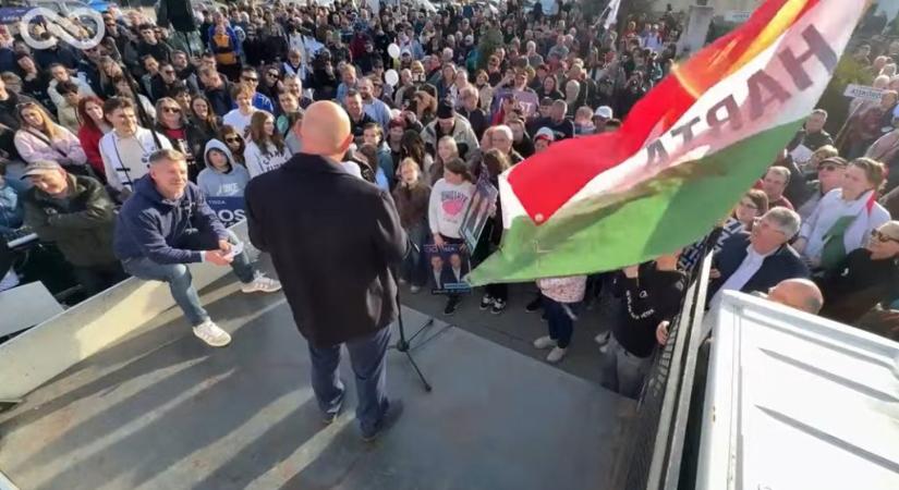 „A kis ribanc lány megerőszakolta a mi szeretett miniszterelnökünket” – bizarr, kitalált történettel állt elő a színpadon a Tisza kalocsai képviselőjelöltje, ami után Magyar Péter megdorgálta