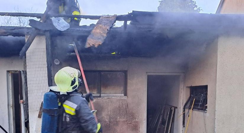 Fotókon a kigyulladt dunaszegi épület, a tűzoltók oltották a lángokat