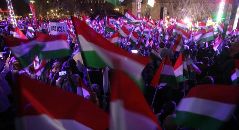 Mutatjuk: hömpölygő embertömeg a dunaújvárosi országjáráson