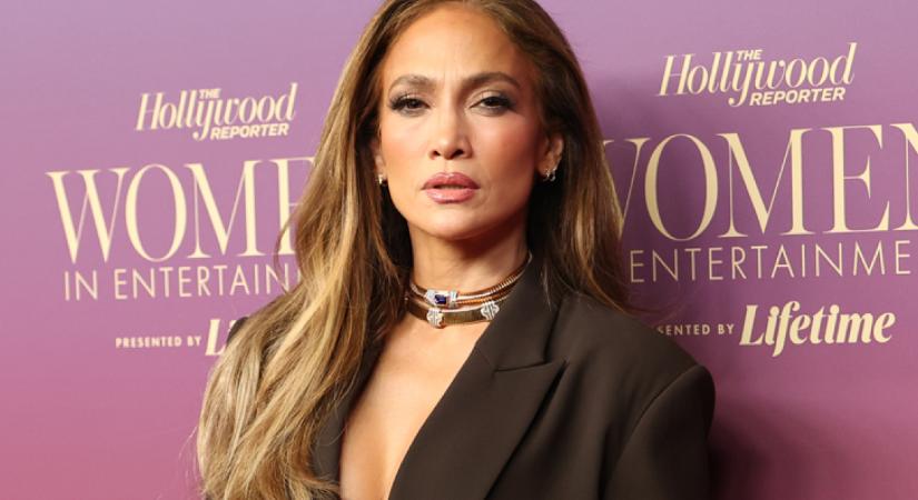 Jennifer Lopez rövid ruhája nem sokat hagy a képzeletre: mindenkit megbabonázott csábos lábaival