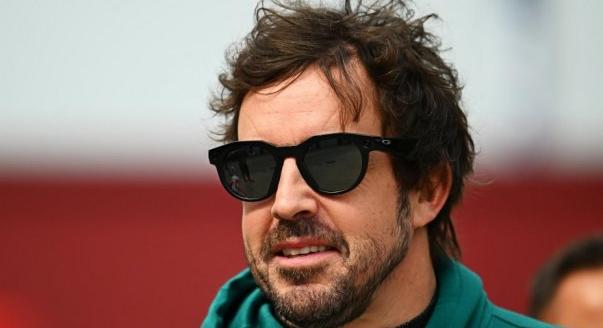 Miért állt ki Alonso Kínában?