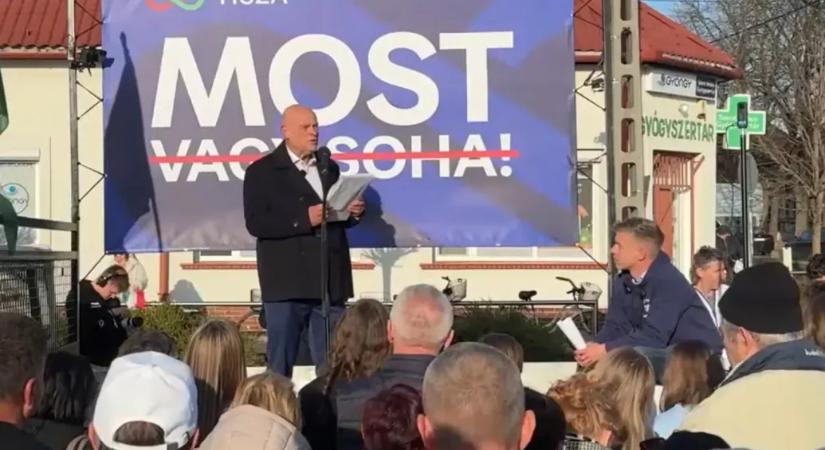 Bocsánatot kért a Tisza képviselőjelöltje, akinek viccelődésére a színpadon szólt be Magyar Péter