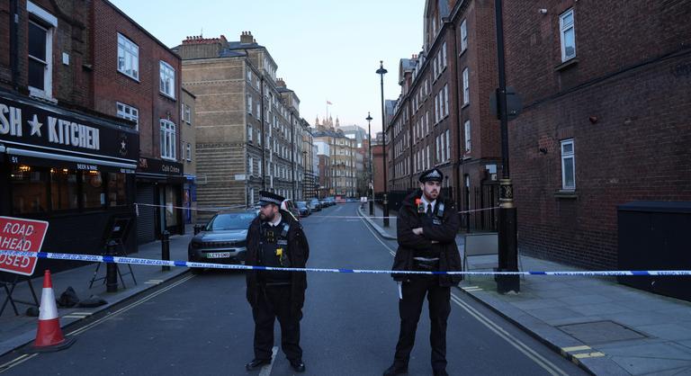 Kidobhatta 18 napos kislányát az ablakon, csecsemőgyilkossággal vádolják a 43 éves anyát