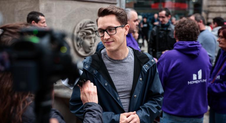 Bedő Dávid: Délután még betegség miatt lemondta a vitát a Kutyapárt listavezetője, este már Pamkutya koncerten volt