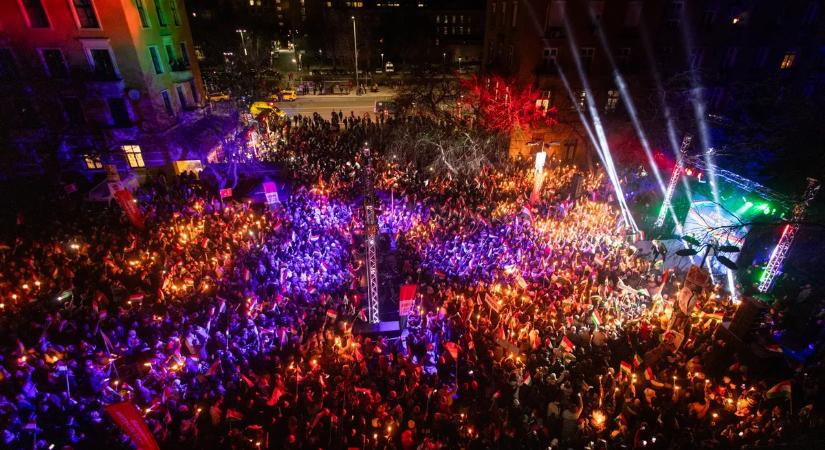 Fáklyák fénye borította be a tömeget – lélegzetelállító látvány fogadta Orbán Viktort
