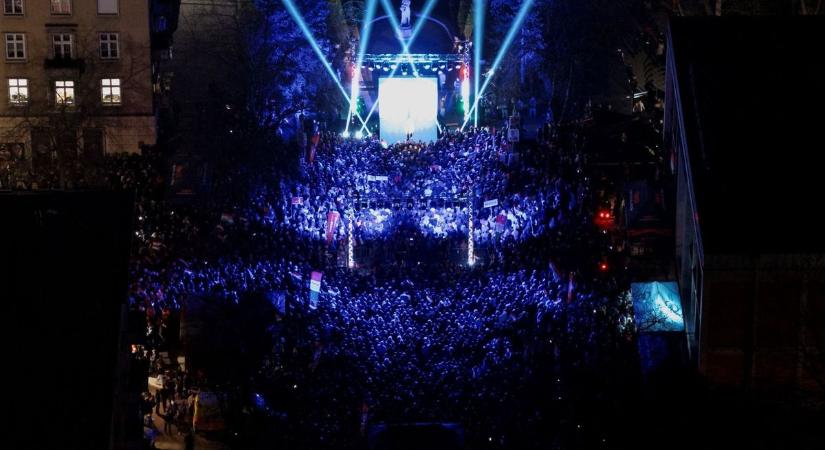 Micsoda látvány! Őrületes tömeg fogadta Orbán Viktort Dunaújvárosban (GALÉRIA)