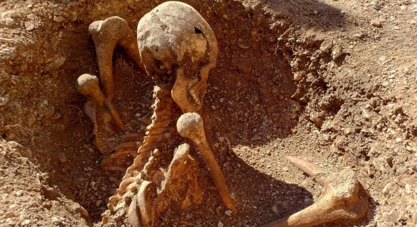 Élve temették el? – a tudósok sem találják a választ a rejtélyes csontvázra