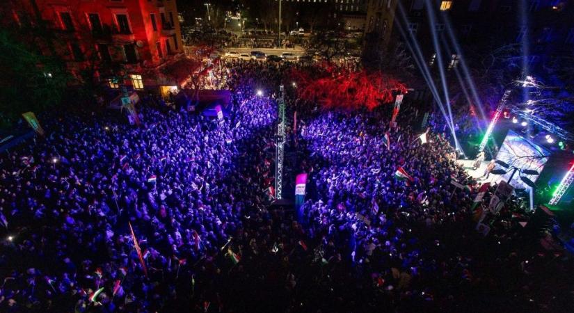 Hatalmas tömeg fogadta Orbán Viktort Dunaújvárosban – Videó