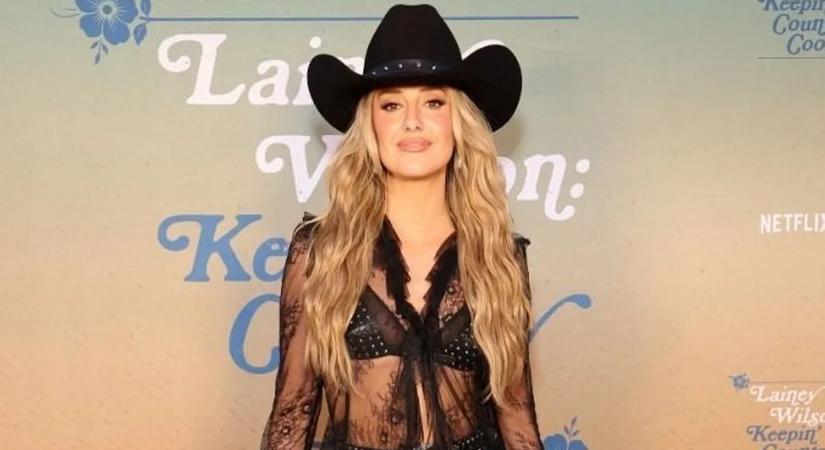 Pornósztárokat megszégyenítő szettben jelent meg a szexi színésznő