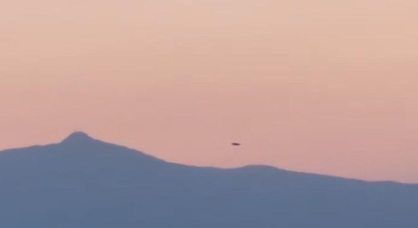 Pánik az országban: sötét objektum jelent meg a tűzhányók felett, videón a hátborzongató jelenség