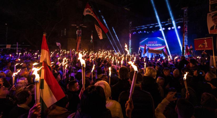 A 94 éves néni a vasárnapi budapesti után ma a dunaújvárosi Békemeneten is ott volt - Orbán Viktort hatalmas tömeg várta