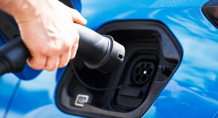 Rekordáras üzemanyag, robbanó érdeklődés az elektromos autók iránt - mutatjuk, mi változott az autópiacon
