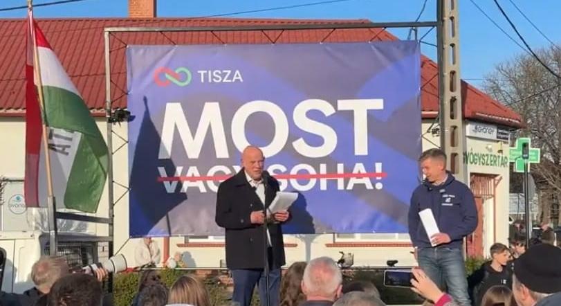 Olyan kellemetlen viccet mondott a Tisza jelöltje, hogy Magyar Péter még a színpadon helyretette