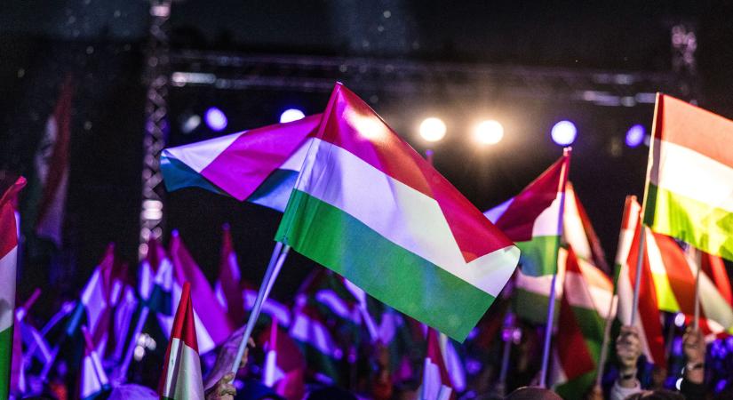 Magyar zászlók a magasban, fellobbanó fáklyák - fotókon a dunaújvárosi békemenet legfelemelőbb pillanatait