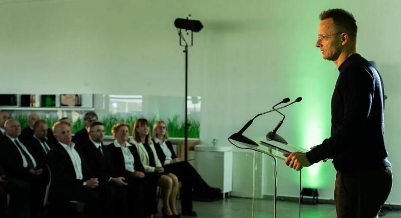 Szijjártó Péter: Magyarország nem az a nemzet, amely azt mondja a németeknek, hogy „jawohl”