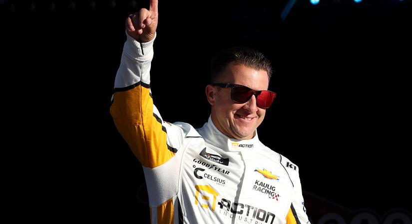 Allmendinger ugrik be a homofób megnyilvánulás miatt eltiltott Kaulig-pilóta helyére Darlingtonon