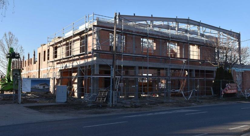 Látványos szakaszba ért a jászfényszarui csarnok építése