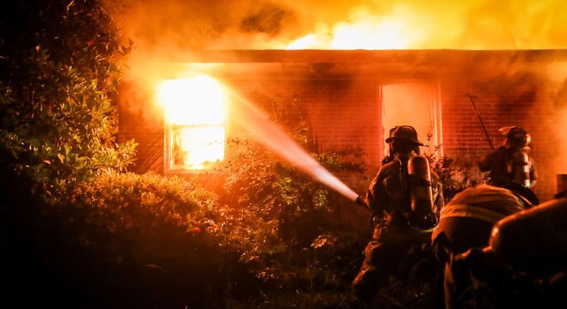 Hatalmas lángok csaptak fel Cibakházán, több egység vonult a helyszínre
