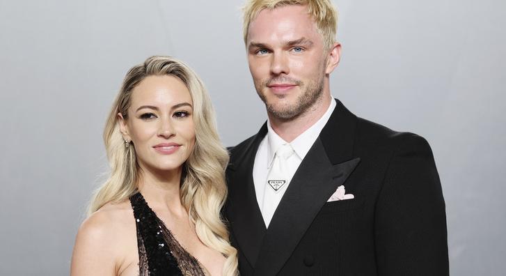 Nicolas Hoult felesége keményen visszaszólt azoknak, akik a dekoltázshangsúlyos Oscar-szettjéért ekézik