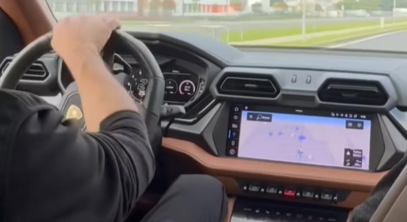 Új autót vett a magyar milliárdos, meg is mutatta