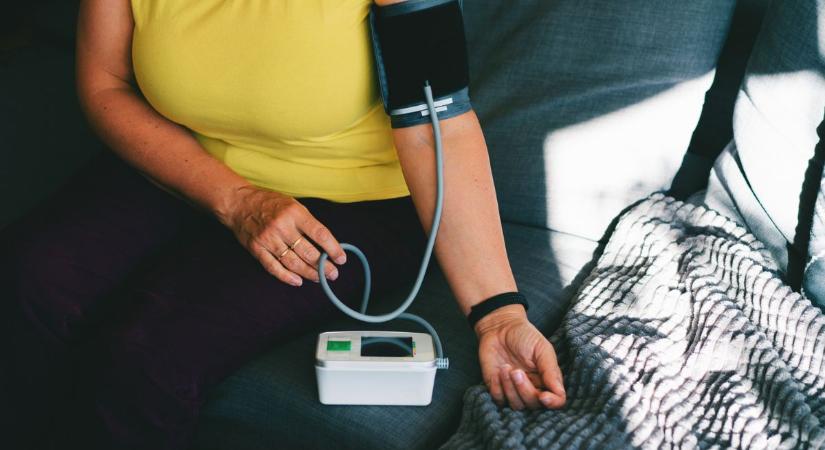 Magas a vérnyomásod? Ez a reggeli mozdulat komoly gondot okozhat