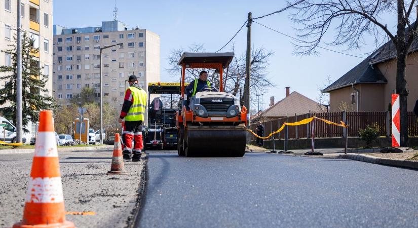 Örülhetnek a lakók: megújul az út az egyik debreceni lakótelepen, már el is kezdődött a munka! - fotókkal!