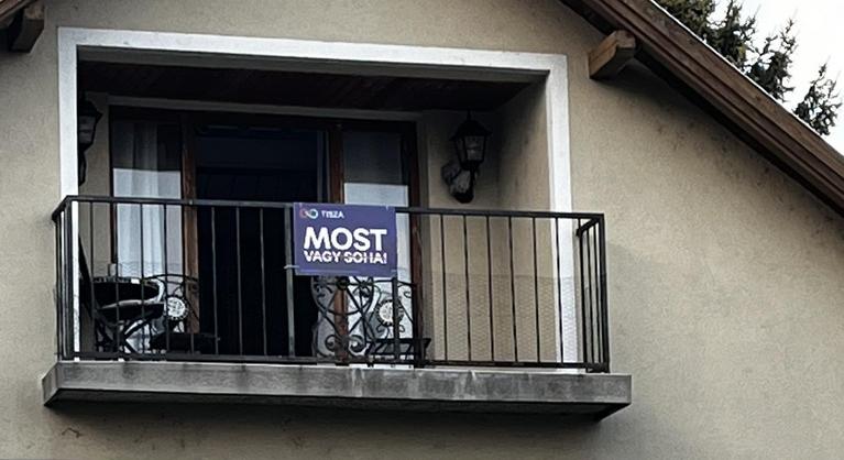 Nem csitul a plakátháború Balatonfüreden, fideszes és tiszás táblák váltják egymást a testvérpár házán