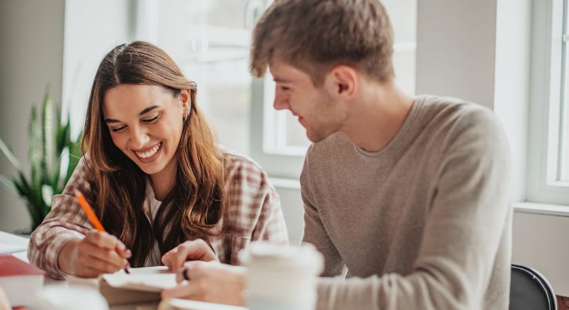 51 leleplező jel, hogy valaki titokban flörtölni próbál veled