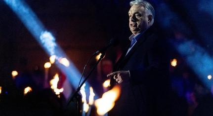 Orbán dunaújvárosi fórumát ellentüntetők és odabuszoztatott szimpatizánsok vettek részt