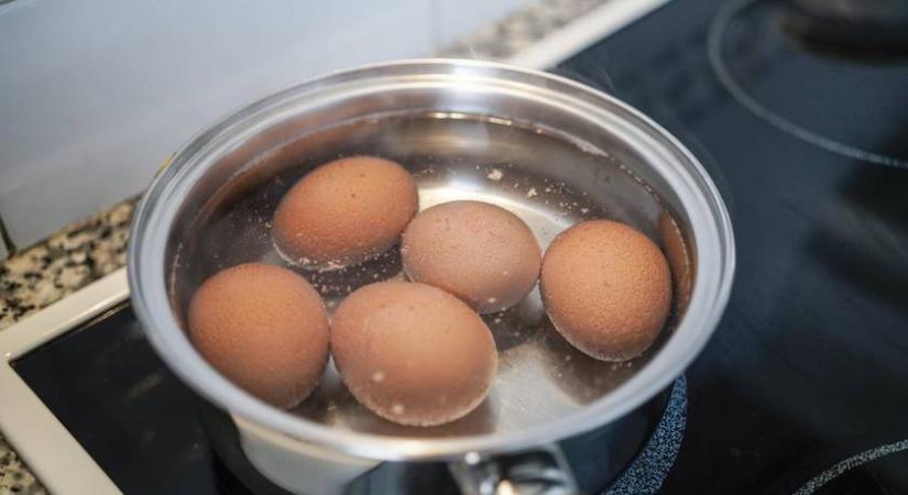Ezt tedd a vízbe tojásfőzéskor: meg fogsz lepődni a hatásán