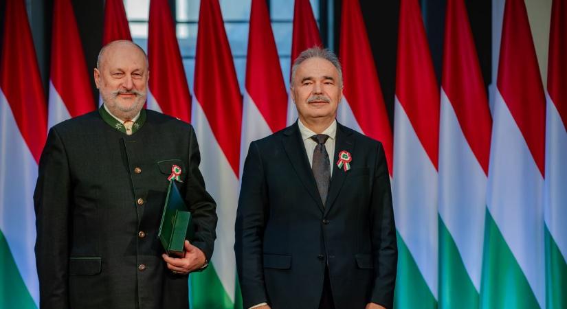 Sokat tett a nyírségi akác európai népszerűsítéséért - az agrárminisztertől kapott kitüntetést