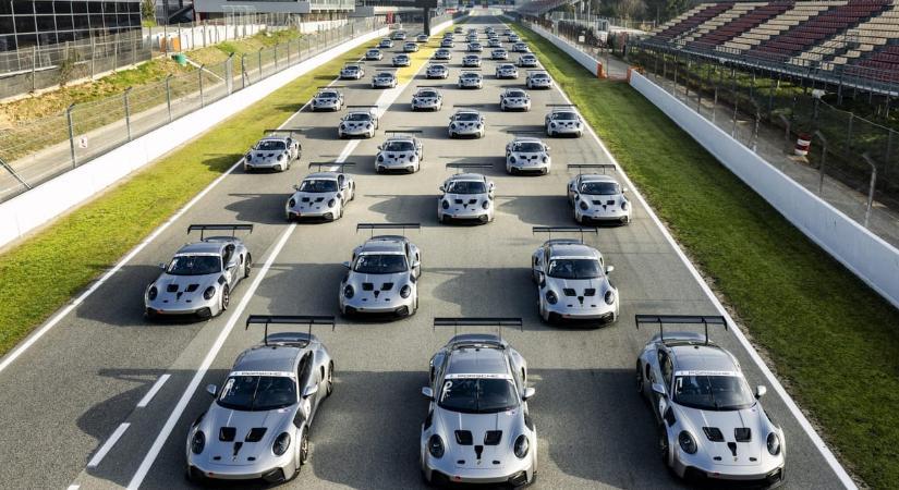 Brutális 120 darabos kőkemény Porsche 911-es flottát adtak át